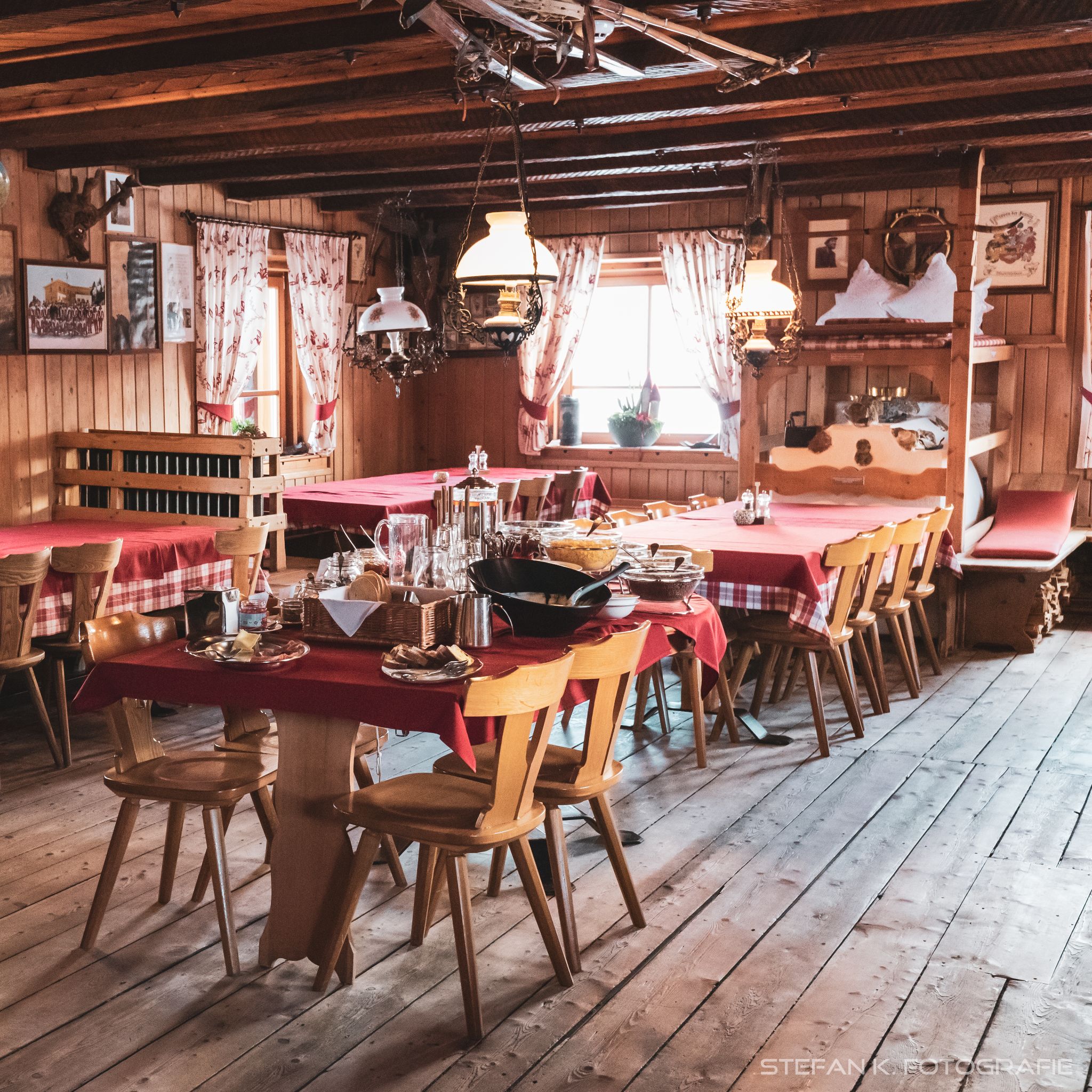 Gastraum der Faneshütte